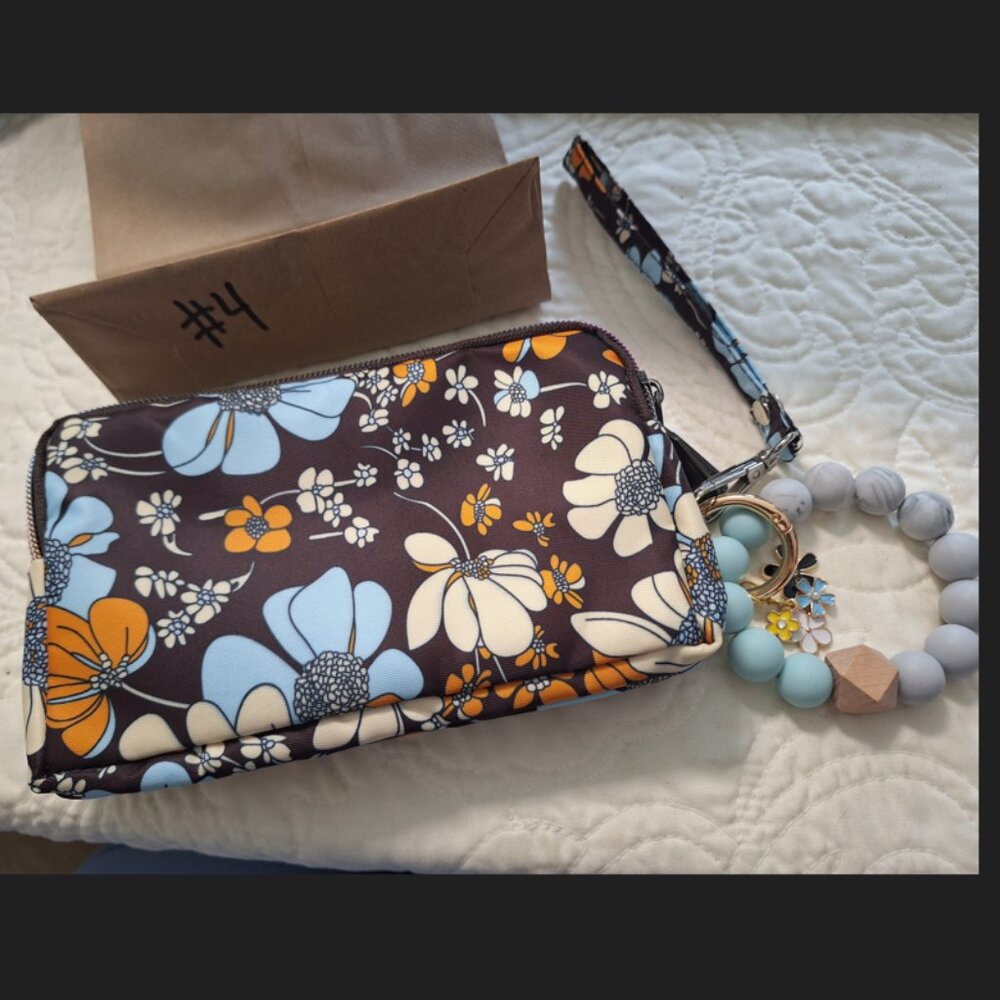Wristlet Fun!! SEE DESCRIPITION - Picture 8 of 15